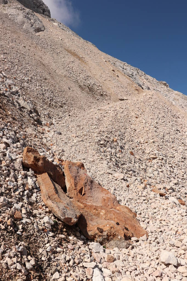 Bergpad door puin in de buurt van Triglav - Foto, afbeelding