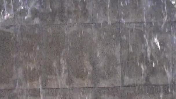wodospad spada woda fontanna powoli ruchu - Materiał filmowy, wideo