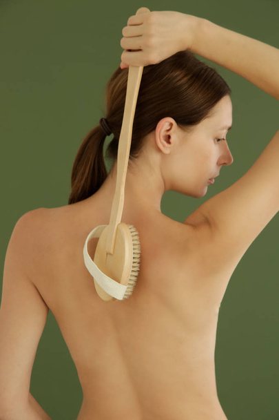 Dry body brush, Woman dry brushing body to reduce cellulite, detoxify the lymphatic system, and achieve beautifully smooth skin.Dry skin brushing as part of morning health and energy routine. - Photo, Image