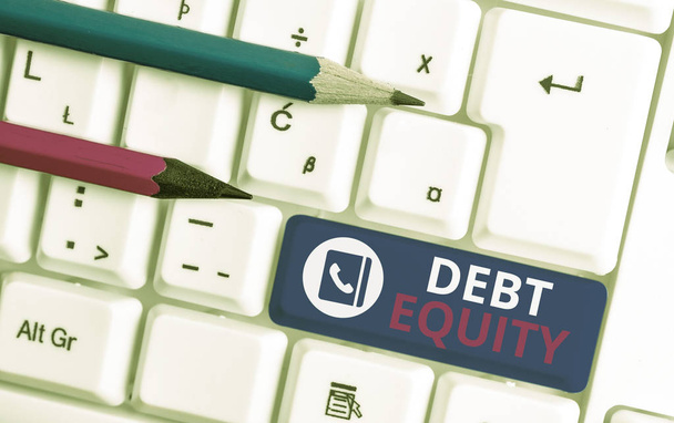 Írásban megjegyzést mutatja adósság Equity. Üzleti fotó bemutató elosztjuk a vállalat összes kötelezettségeit a részvényesek fehér PC-billentyűzet Jegyzetpapír fehér háttér fölé. - Fotó, kép