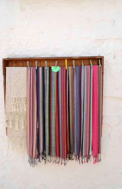 Předsazená barevná šátky před bílou zdí - Fotografie, Obrázek