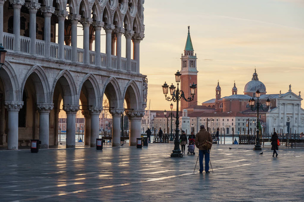 Sunrise view of piazza San Marco, Doge 's Palace (Palazzo Ducale
) - Фото, изображение