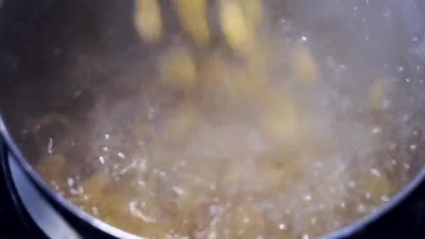 Gotowanie makaronu we wrzącej wodzie zbliżenie - Materiał filmowy, wideo