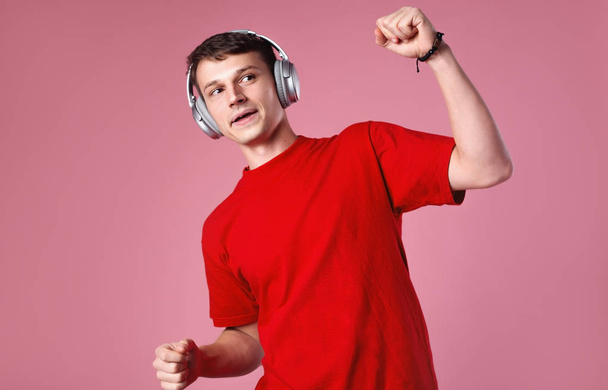 Tanzender Typ mit Kopfhörern - Foto, Bild