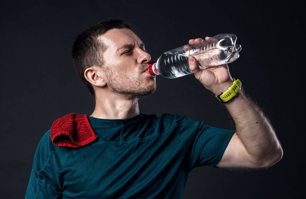 hikinen urheilija innokkaasti juo wate
 - Valokuva, kuva