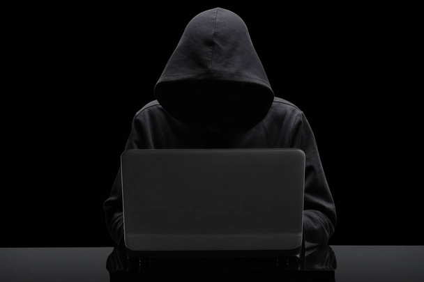 хакер, сидящий за письменным столом с обрезкой вокруг темы и местом для копирования вашего текста
 - Фото, изображение