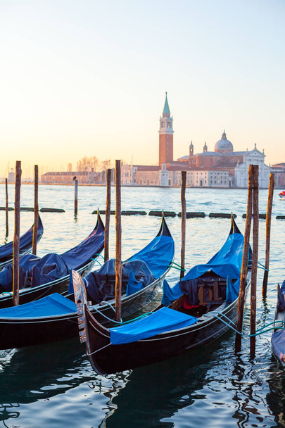 Východ slunce v Benátkách s gondola a ostrovem Svatého Jiří výhledem z - Fotografie, Obrázek
