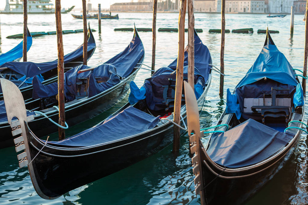 Gondels by Saint Mark Square bij Sunrise, Venice (Venetië), Italië - Foto, afbeelding
