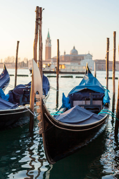 Salida del sol en Venecia con góndola e isla de st george vista desde
 - Foto, Imagen
