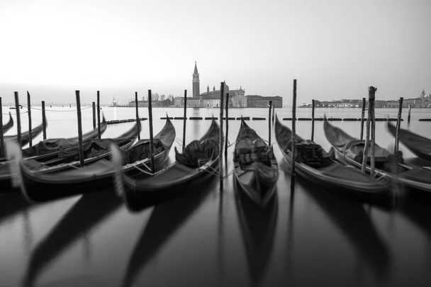 Ανατολή στη Βενετία με γόνδολα και Νήσος του Αγίου Γεωργίου από - Φωτογραφία, εικόνα