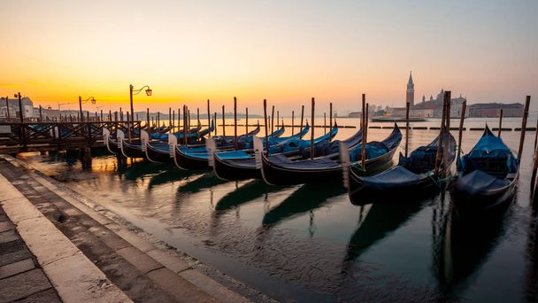 Východ slunce v Benátkách s gondola a ostrovem Svatého Jiří výhledem z - Fotografie, Obrázek