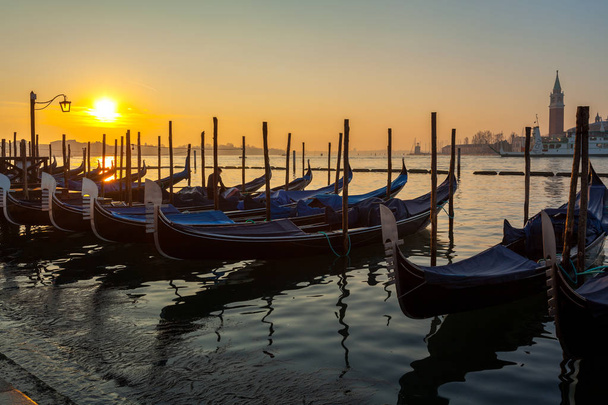 Nascer do sol em Veneza com gôndola e ilha de st george vista de
 - Foto, Imagem