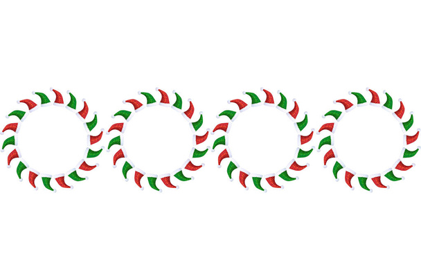 Diseño plano de gorras de Navidad en verde y rojo en forma de círculos sobre un fondo blanco
. - Foto, Imagen