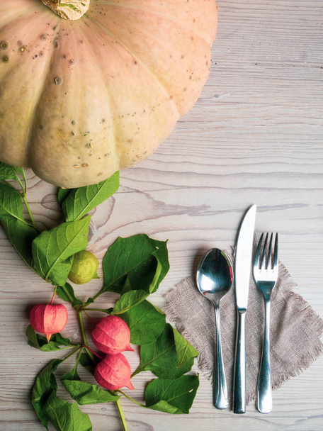 Festlicher Erntedank-Herbst-Bestecksatz und Arrangement aus bunten Herbstblättern, roten Beeren, Kürbis - Foto, Bild