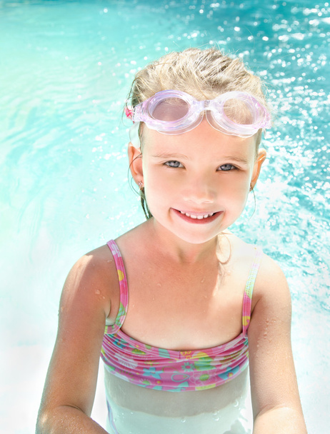 Söpö pieni tyttö uima-altaassa lasit
 - Valokuva, kuva