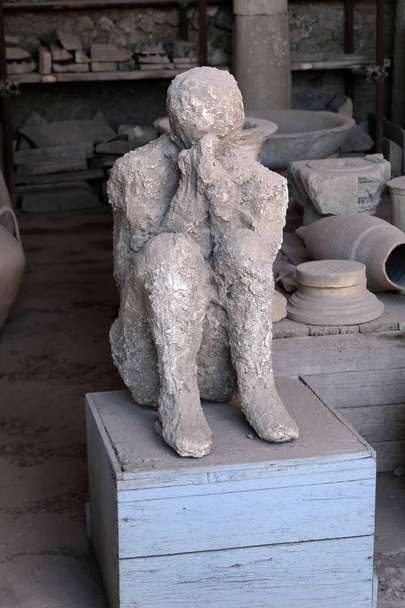 Окаменелый человек из Помпеи
 - Фото, изображение