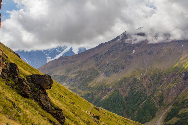 Kaukaz Mountins w pobliżu Elbris - Zdjęcie, obraz