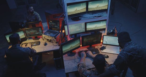 コンピュータ上のロケットストライキを制御する兵士 - 写真・画像