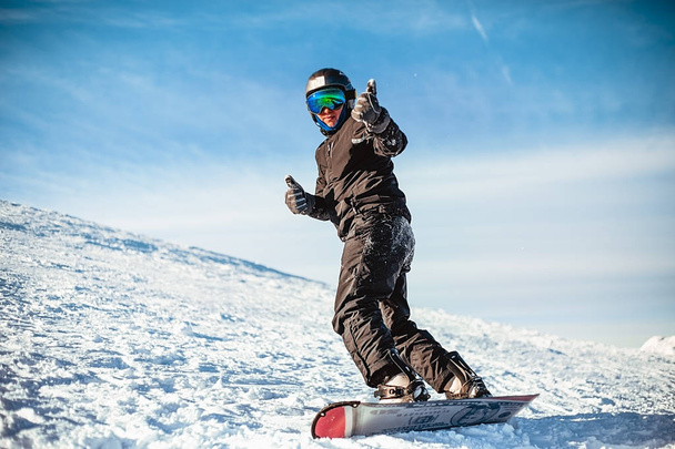 Hombre feliz montando snowboard en invierno
 - Foto, imagen