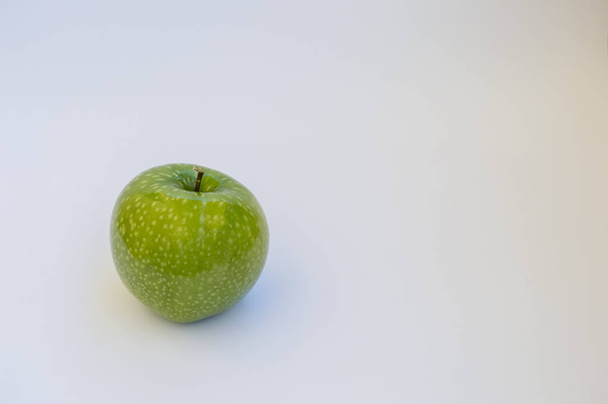 groene appel Granny Smith geïsoleerd op witte achtergrond - Foto, afbeelding