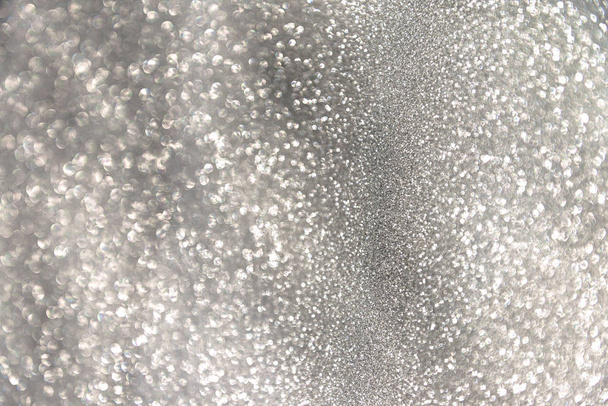 silbern festlich glitzernde Weihnachtsbeleuchtung. verschwommener grauer abstrakter Hintergrund für den Urlaub - Foto, Bild