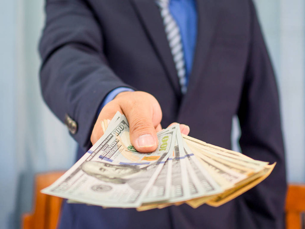 Close-up van een zaken man hand holding Bank Note - Foto, afbeelding