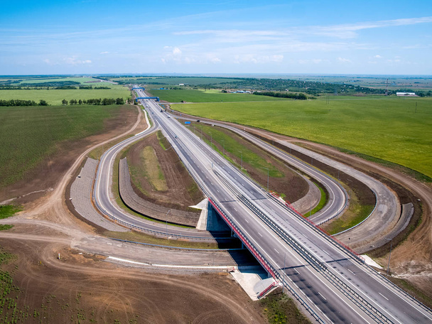 Ανταλλαγή μεταφορών-νέα εθνική οδό και πέρασμα κάτω από τη γέφυρα - Φωτογραφία, εικόνα