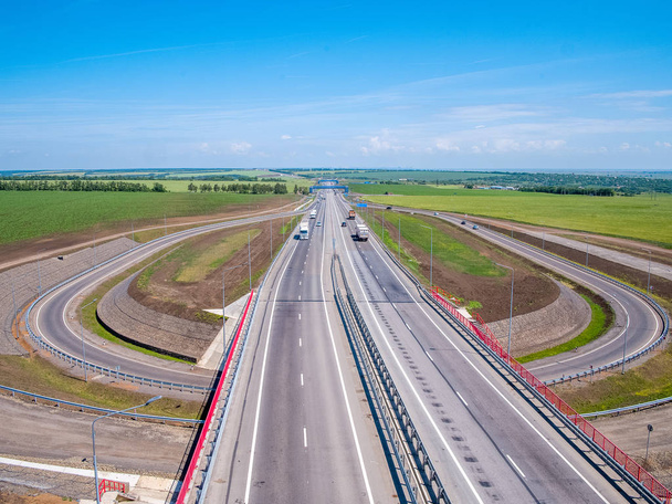 Verkehrsknotenpunkt - neue Autobahn und Durchfahrt unter der Brücke - Foto, Bild