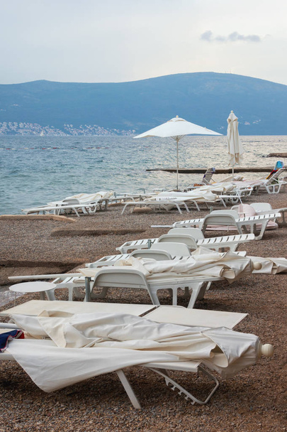 Συννεφιασμένη μέρα στην παραλία. Μαυροβούνιο, Αδριατική θάλασσα, θέα στον κόλπο του Κότορ κοντά στην πόλη Tivat - Φωτογραφία, εικόνα