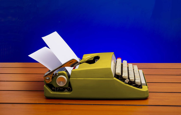 Máquina de escribir manual antigua con papel blanco en mesa de madera, banner de espacio de copia
 - Foto, imagen