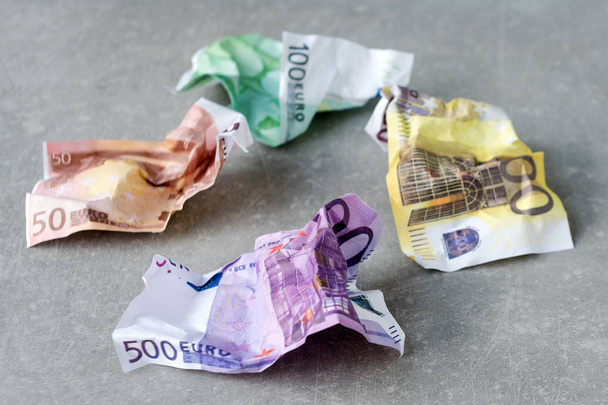 Egy rakás összegyűrt eurobankjegy. Pénz érték, nemzetközi, erős valuta, infláció, hulladék. - Fotó, kép