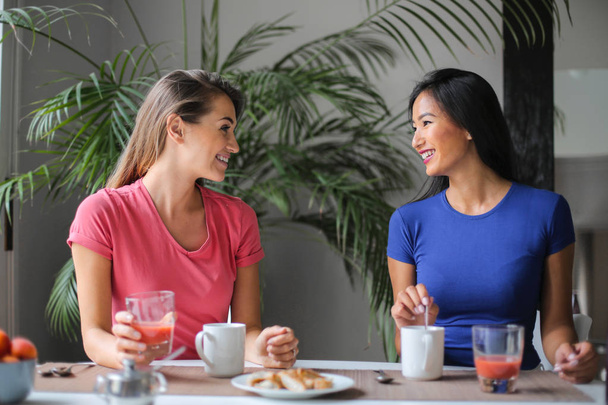 二人の女性が朝食を共に  - 写真・画像