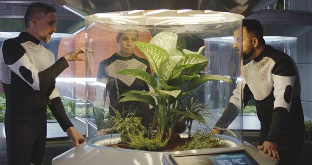 Astrobiolodzy badający inkubator roślin - Zdjęcie, obraz