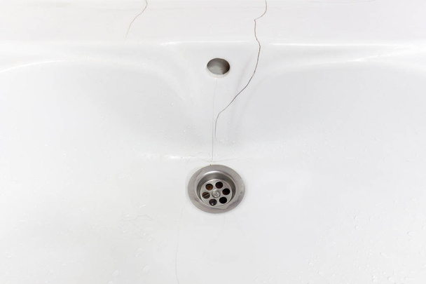 Schäden am alten weißen Waschbecken im Badezimmer - Foto, Bild