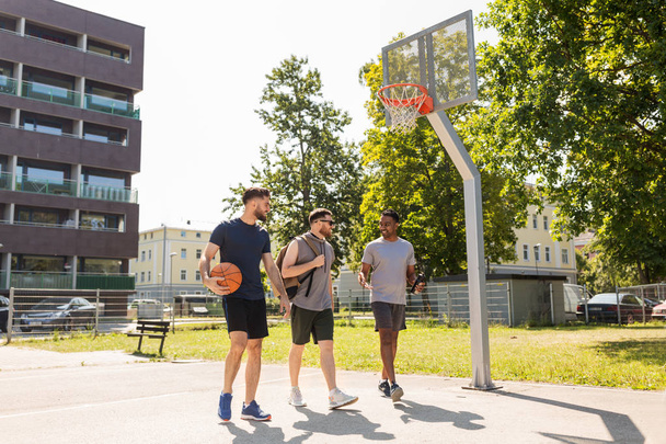 group of male friends going to play basketball - Foto, immagini