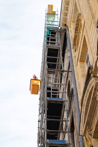 Andamios en obras de restauración de edificios antiguos en Burdeos Francia
 - Foto, Imagen