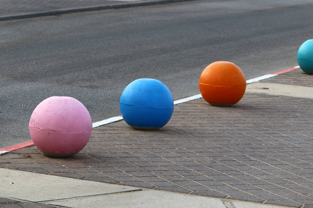 çok renkli beton topları şehirde kaldırımda yalan ve taşıyıcı bir bariyer olarak hizmet  - Fotoğraf, Görsel