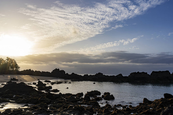 Сонце, що сходить, освітлено хмари над пляжем Плая Чіка в Пуерто-дель-Кармен, Лансароте, Іспанія - Фото, зображення