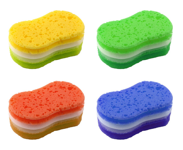 Set de esponjas en diferentes colores para lavar los platos sobre fondo blanco. La esponja tiene una superficie torcida. Se puede utilizar para el hogar y el lavado de coches
. - Foto, Imagen
