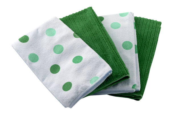 Set aus Mikrofaserstaubtüchern in grün und weiß mit Tupfen. Tücher sind auf weißem Hintergrund. - Foto, Bild
