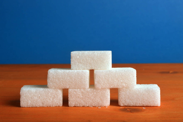 Zusammensetzung von Zuckerwürfeln in Form einer Ziegelwand. - Foto, Bild