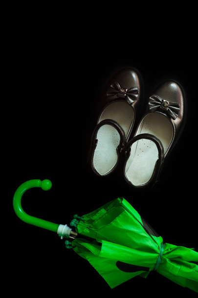 Чёрные детские сапоги на белом фоне. Школьная форма обуви для девочек
. - Фото, изображение