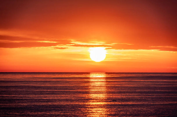 Beautiful red and orange sunset over the sea. The sun goes down over the sea. - Fotoğraf, Görsel
