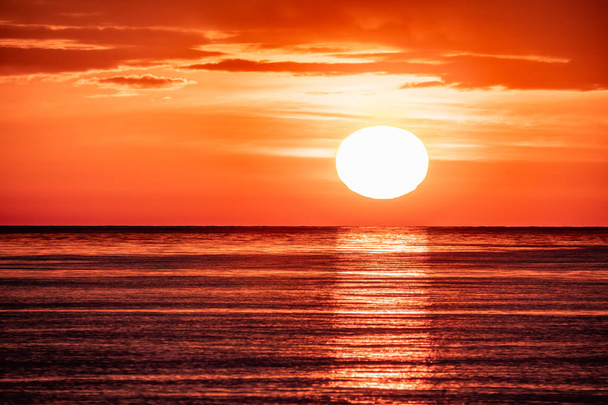 Beautiful red and orange sunset over the sea. The sun goes down over the sea. - Fotografie, Obrázek