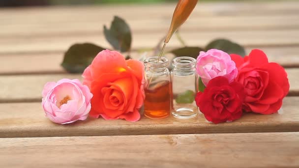 Есенція троянди на столі в красивій скляній пляшці
 - Кадри, відео