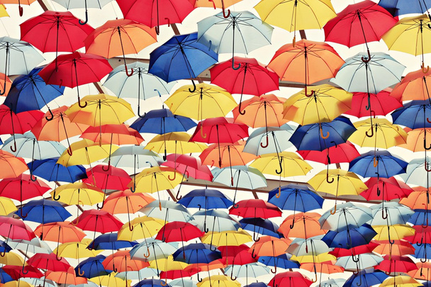 πολύχρωμες ομπρέλες στον ουρανό - Φωτογραφία, εικόνα