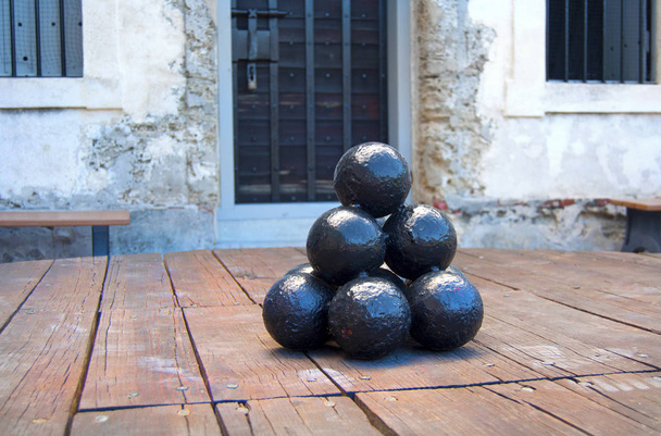 Vieux boulets noirs et intérieur du fort de Castillo de San Marcos, Saint Augustine, Floride, USA
. - Photo, image