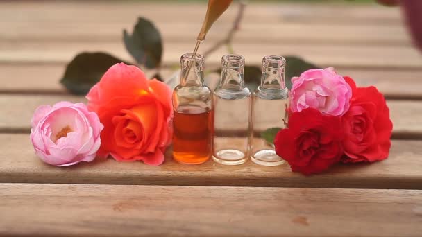 Essence de rose sur table dans une belle bouteille en verre
 - Séquence, vidéo