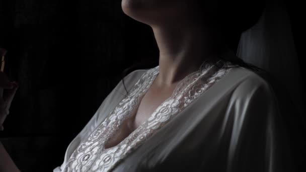 Lány Smothers parfüm. Az ablakból származó természetes fény. - Felvétel, videó