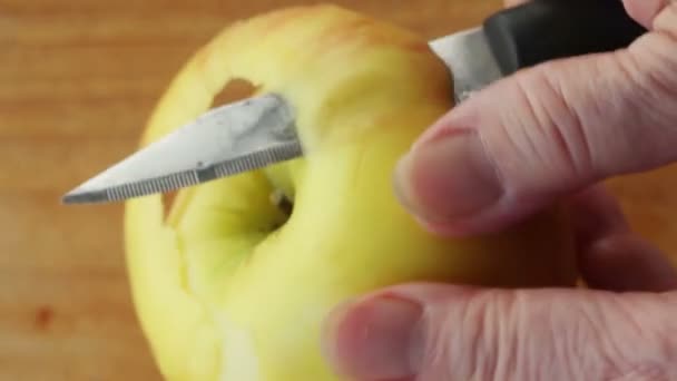 Ostrożnie peeling jabłka w spiralę ciągłą - Materiał filmowy, wideo